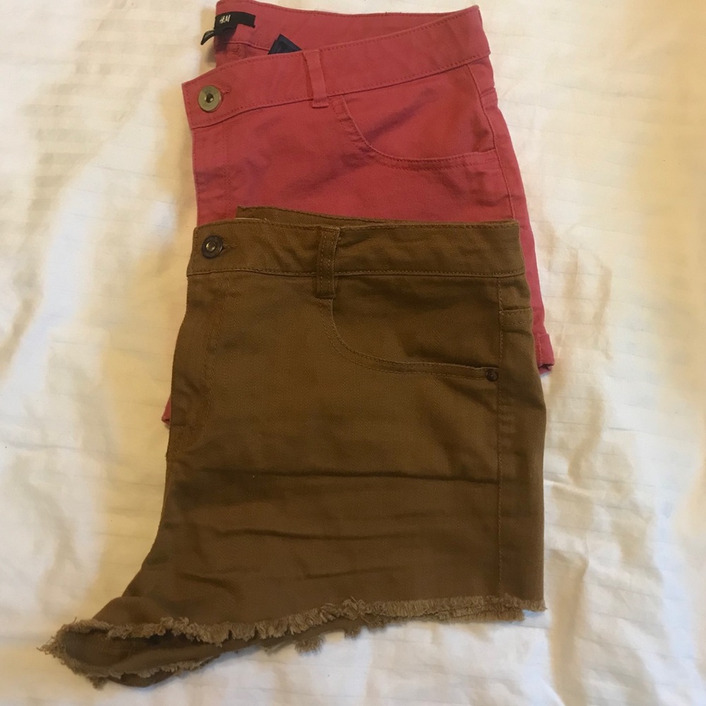 2 pair shorts. H & M and Forever 21. Excellent !